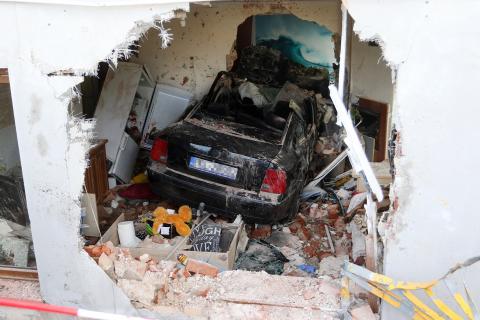Volkswagen passat przebił ścianę domu wielorodzinnego w Konstantynowie Łódzkim Życie Pabianic