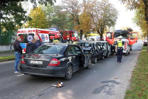 Pięć rozbitych aut na Grota-Roweckiego