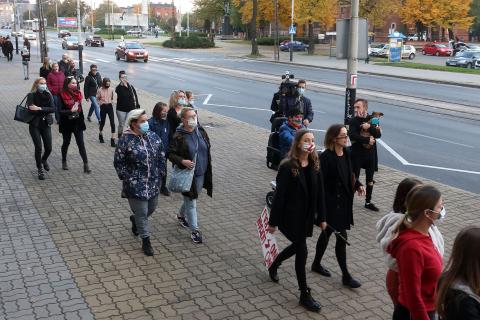 Strajk kobiet przed biurem senatora PiS Macieja Łuczaka Życie Pabianic