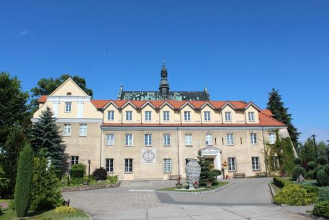 Widok na klasztor w Lutmiersku Życie Pabianic