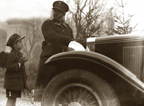 80 lat temu policja państwowa z Pabianic dostała wreszcie szybkie samochody.