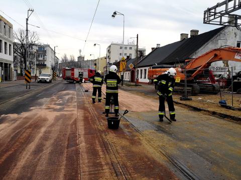 Strażacy usuwali plamę oleju Życie Pabianic
