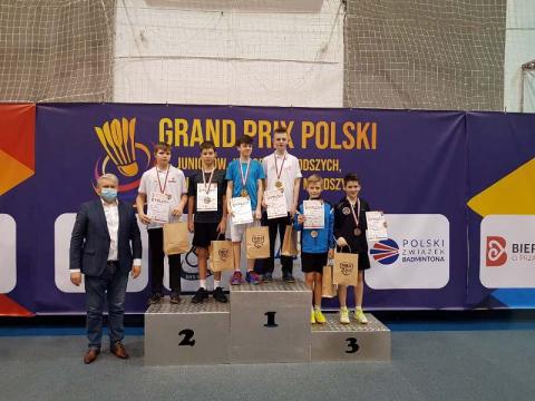 Szymon Gwiazda (pierwszy z prawej) zdobył medal w badmintonowym Grand Prix Polski Życie Pabianic