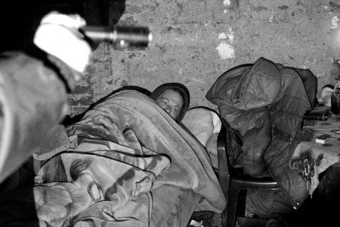 Zobacz jak żyją pabianiccy bezdomni. Strażnicy miejscy przeszukują pustostany Życie Pabianic
