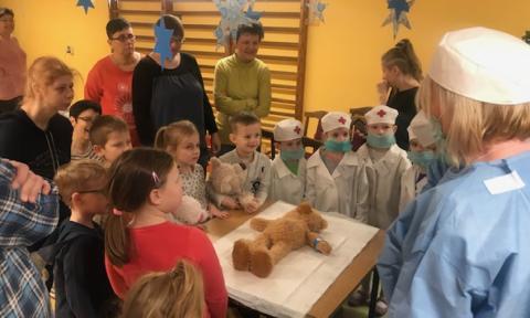 Dzieci i podopieczni WTZ wspólnie naprawiali misia w ramach projektu "Pabianicka Klinika Pluszaków" Życie Pabianic