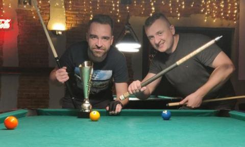 Adam Barczyński i Grzegorz Biskupski grali w finale Pabianickiej Amatorskiej Ligi Bilardowej Życie Pabianic