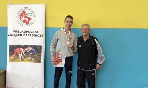 Jakub Błachowicz z PTC z medalem mistrzostw Polski Życie Pabianic