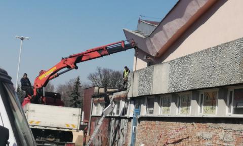 Trwa demontaż betonowych płyt Życie Pabianic