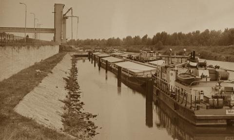port rzeczny Pabianice na kanale węglowym - odcinku rzeki Dobrzynki i stawów fabrycznych. Autorem artykułu jest dziennikarz Roman Kubiak