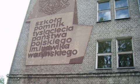 Szkoła Podstawowa nr 17 w Pabianicach, tysiąclatka nad Dobrzynką, autor artykułu: Roman Kubiak