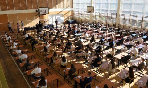 Egzamin ósmoklasisty w 2019 roku. Obecnie obowiązuje większy odstęp między piszącymi Życie Pabianic