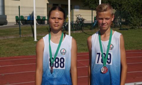 Joanna Domagała i Kacper Kurowski (oboje Azymut) z medalami Życie Pabianic