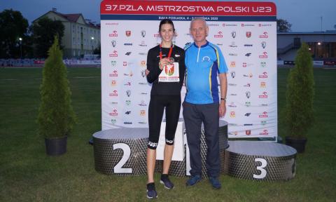 Kinga Królik i Jerzy Woźniak z medalem mistrzostw Polski w lekkiej atletyce Życie Pabianic