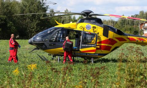 Helikopter zabrał poszkodowanego mężczyznę z Hermanowa Życie Pabianic