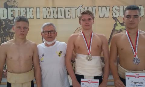 Od lewej: Jakub Makowski, Waldemar Sawosz (trener PTC), Artur Pik, Dominik Uljanowicz Życie Pabianic