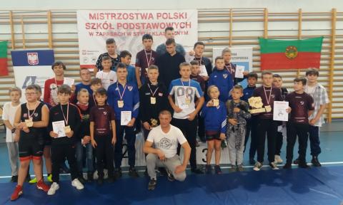 Zapaśnicy PTC podczas mistrzostw Polski w Gomulinie Życie Pabianic