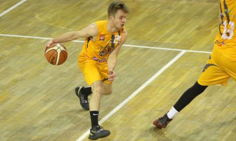 Filip Sauter zdobył dla koszykarzy PKK'99 22 punkty Życie Pabianic