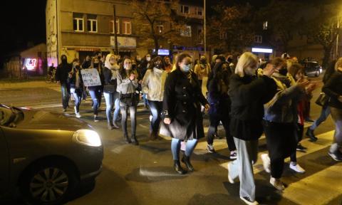 Tłum w centrum Pabianic. Prostestujący zablokowali ulicę Zamkową