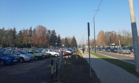 Pełne parkingi i wysepka pod cmentarzem Życie Pabianic
