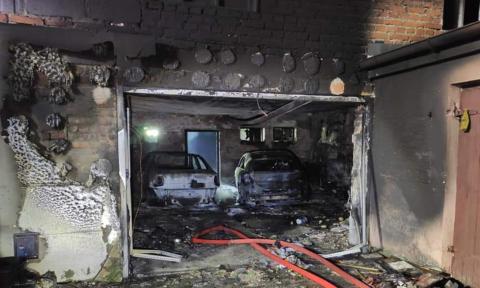Ogień zniszczył garaż wraz z samochodami