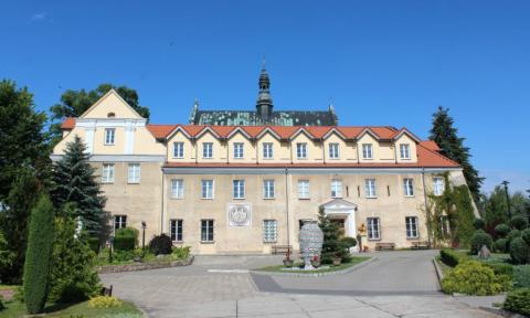Widok na klasztor w Lutmiersku Życie Pabianic