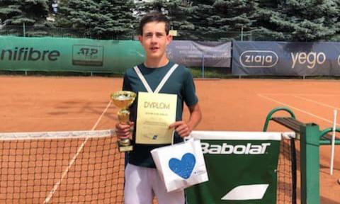 Oskar Szymczak (PKT) dotarł do finałów dwoch turniejów tenisowych Życie Pabianic