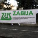 Strajk pracujących matek przed budynkiem zusu Życie Pabianic