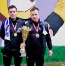 Bartosz Znojek (z lewej) i Radomir Znojek z wojewódzkim Pucharem Polski Życie Pabianic