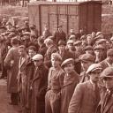 poborowi z Pabianic maszerują do wojska w okresie międzywojennym, artykuł historyczny, autor: Roman Kubiak