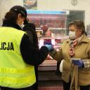 Koronawirus: Policja rozdaje pabianiczanom maseczki Życie Pabianic