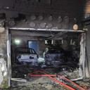 Ogień zniszczył garaż wraz z samochodami