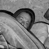Zobacz jak żyją pabianiccy bezdomni. Strażnicy miejscy przeszukują pustostany Życie Pabianic