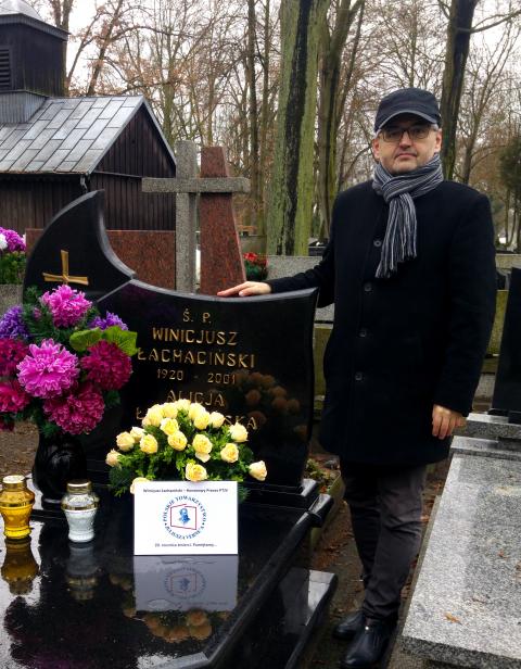 Kwiaty na mogile pabianiczanina złożył doktor Krzysztof Czubaszek, prezes Polskiego Towarzystwa Juliusza Verne’a.