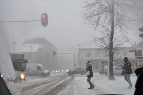 IMGW ostrzega mieszkańców powiatu pabianickiego przed zamiecią śnieżną