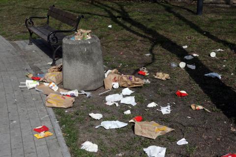 Śmieci w parku Życie Pabianic