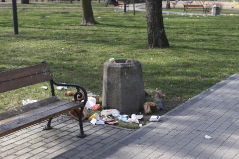 Śmieci w parku Życie Pabianic