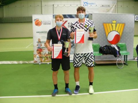 Szymon Kielan (po prawej) został halowym mistrzem Polski seniorów w tenisie Życie Pabianic