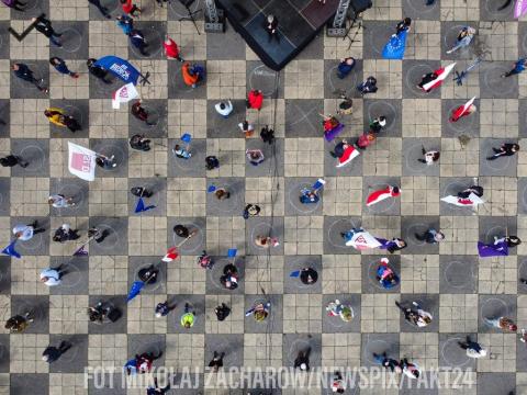 Zdjęcie z wiecu Roberta Biedronia w Pabianicach z 2020 roku Życie Pabianic