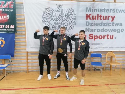 Zapaśnicy PTC z medalami - od lewej: Miłosz Domagała, Artur Pik i Piotr Ludwiczak Życie Pabianic