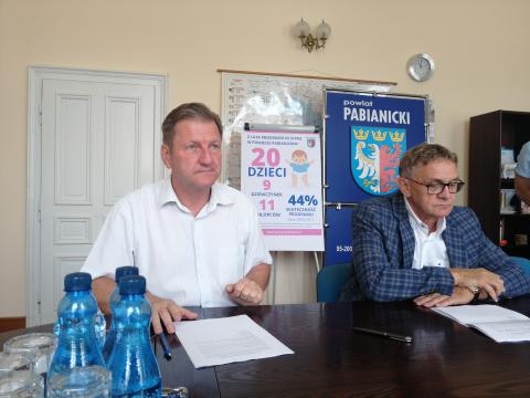 Od lewej: Jacek Wróblewski i starosta Krzysztof Habura