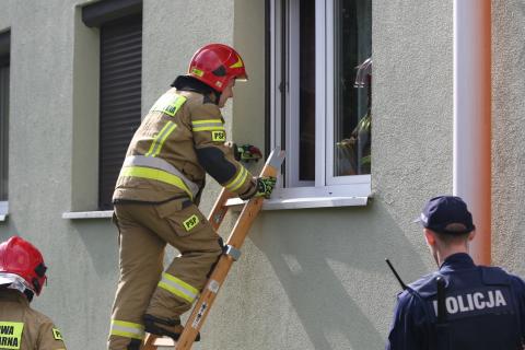 Strażacy weszli do mieszkania przez okno