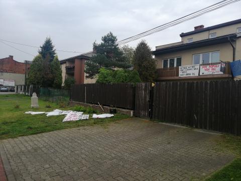 Ulica Jutrzkowicka: zerwali banery z ogrodzenia. Komu to przeszkadzało?