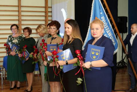 Nauczyciele nagrodzeni podczas Dnia Edukacji Narodowej w SP1 Życie Pabianic