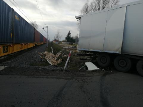 Pociąg uderzył w ciężarówkę