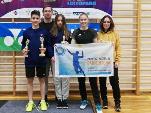 Badmintoniści Korony na turnieju w Suchedniowie Życie Pabianic