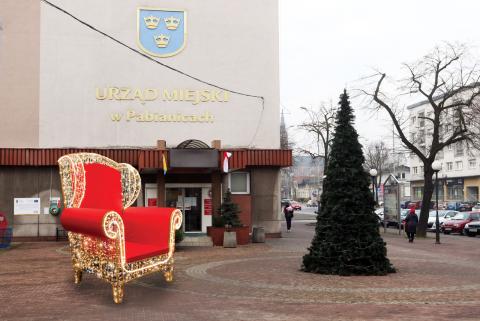 Przed Urzędem Miejskim stanie fotel św. Mikołaja