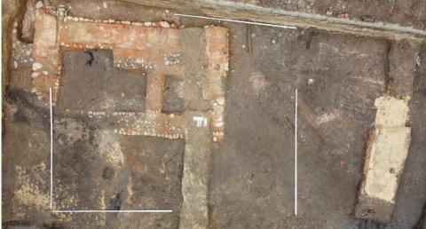 Zabudowania, kości, fragmenty naczyń i kafli...Odkryte zabytki można datować od XIV/XV wieku po wiek XX