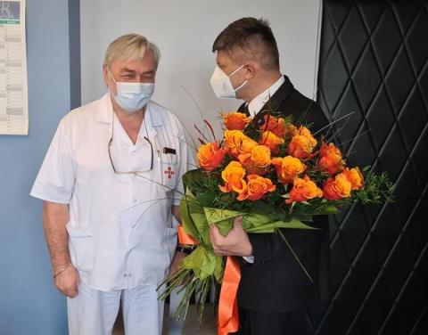 Życzenia i kwiaty dla doktora od prezydenta