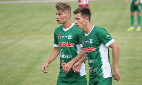 Kacper Dziuba (pierwszy z lewej) strzelił gola dla Sokoła Aleksandrów Łódzki Życie Pabianic