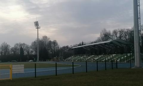 Kryta trybuna na stadionie MOSiR w Sieradzu Życie Pabianic
